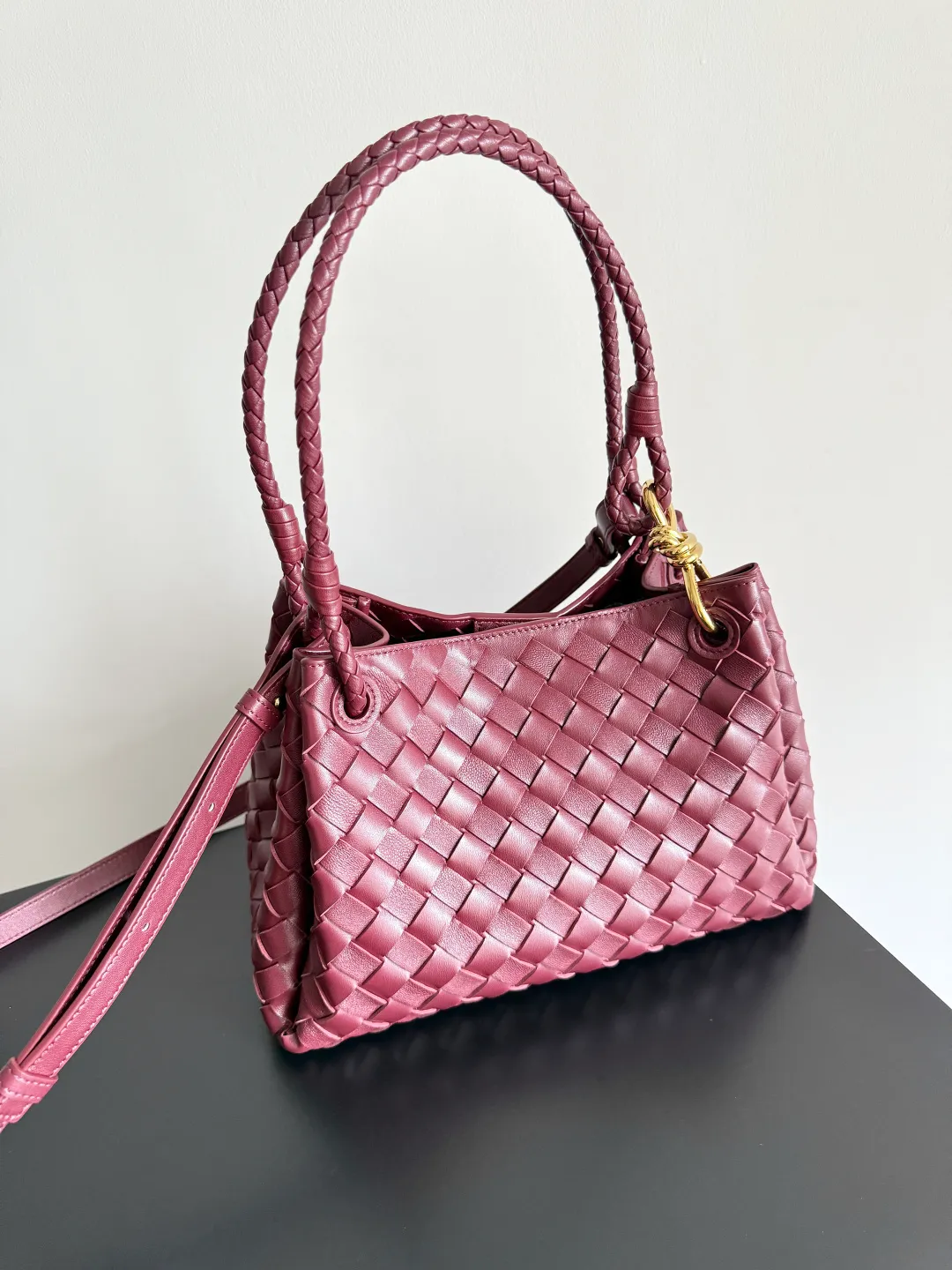 Batch 2060 BOTTEGA VENETA 2025 Autumn New Product Medium Parachuta The long-awaited new medium parachuta is here, with a unique appearance and iconic metal knots, and a whole piece of leather folds the four corners into a parachute shape! The exquisite Knot metal buckle is like putting jewelry on a bag. It is high-end and elegant. Its super capacity can hold all your things! The overall effect of this bag is very different from before. It is neither too delicate to provide a large capacity nor too bulky because of its practicality. It simply provides a perfectly suitable bag for casual and simple people👜 Style number: 835921 Size: 29.5*18.5*17.5cm